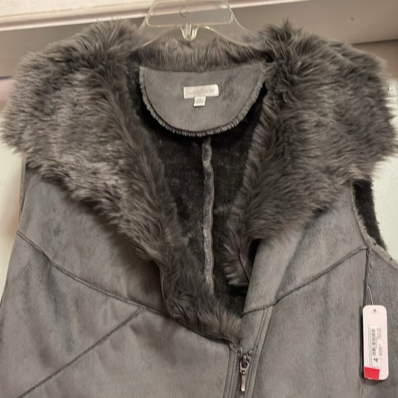 Suede plush lined vest - Picture 3 of 4